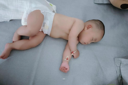中山宝宝胳膊上起红疙瘩